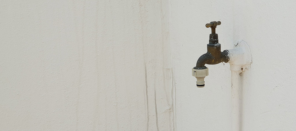 Grifo de agua corriente adosado a una pared