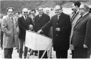 Inauguración del embalse de Eugi, el 13 de septiembre de1973, con anécdota. El Sr. Domerq Touchard, Subdirector General de Fomento Hidráulico pulsó el botón, pero la compuerta se resistió y hubo que insistir.